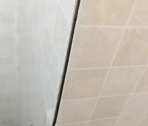 鸡西市瓷砖空鼓维修公司分享阳台瓷砖脱落的修复过程可以分为以下几个步骤