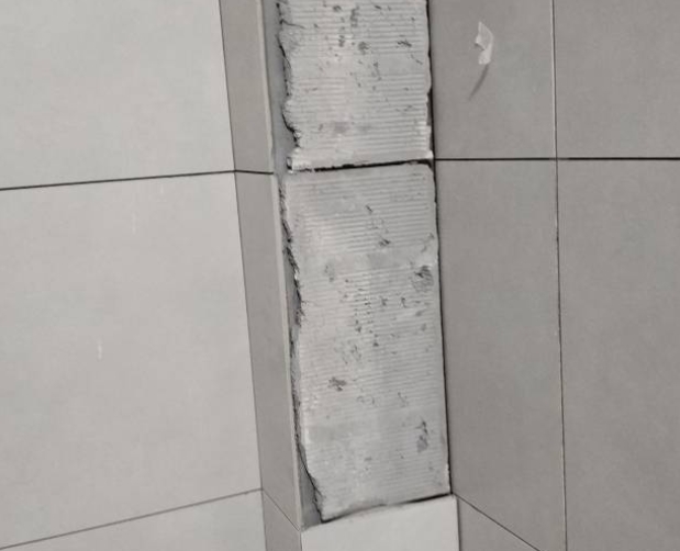 鸡西市瓷砖空鼓维修公司分享下瓷砖施工前基层浇水润湿程度不足，可能导致以下问题